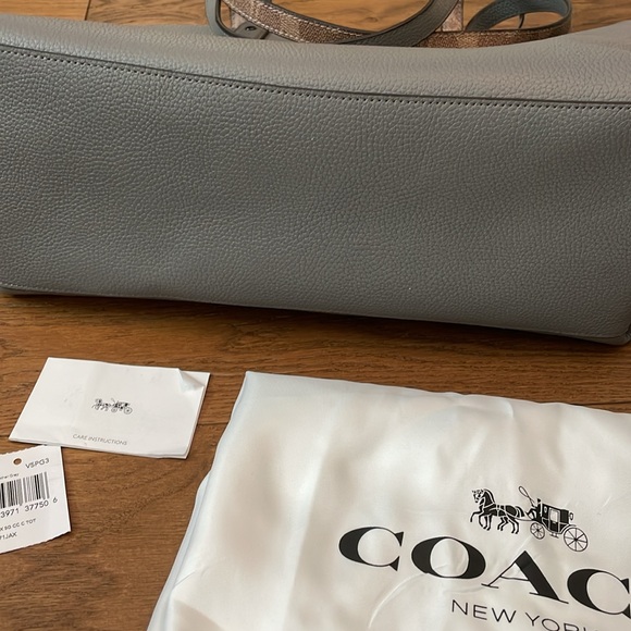 Coach tote handbag in grey color with signature coach interior - Picture 8 of 15